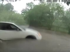 Vídeo mostra criança sendo resgatada de carro preso nas enchentes do Texas