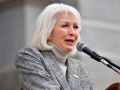O governador do Colorado comuta a sentença de Tina Peters enquanto Trump publica ‘TINA GRÁTIS!’