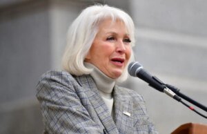 O governador do Colorado comuta a sentença de Tina Peters enquanto Trump publica ‘TINA GRÁTIS!’