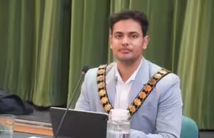 Tushar Kumar, de 23 anos, torna-se o mais jovem prefeito de origem indiana do Reino Unido em Borehamwood