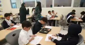 Emirados Árabes Unidos decidirão sobre aulas remotas ou presenciais em 10 de maio, enquanto escolas e universidades permanecem em alerta