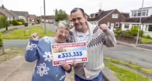 ‘Ela tem mais sorte do que eu’: mulher do Reino Unido ganha prêmio de loteria de £ 333.000 depois que o marido colocou secretamente seu nome