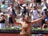 Naomi Osaka se diverte com a moda no Aberto da França. Ela terá que vencer novamente para continuar brincando de vestir-se