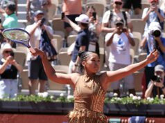 Naomi Osaka se diverte com a moda no Aberto da França. Ela terá que vencer novamente para continuar brincando de vestir-se