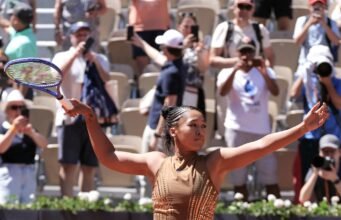 Naomi Osaka se diverte com a moda no Aberto da França. Ela terá que vencer novamente para continuar brincando de vestir-se