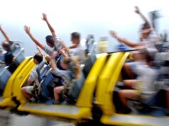 Six Flags proíbe YouTuber para sempre por comer nuggets de frango em uma montanha-russa