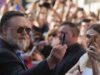 Russell Crowe critica a abordagem ‘clickbait’ na interação com quem busca autógrafos: ‘Qual é o seu problema?’