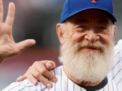 Notável ameaça de Nova York, o Homem-Aranha invade a noite de JK Simmons no jogo do Mets