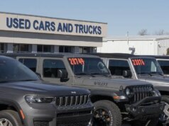 Centenas de milhares de dólares em bens roubados recuperados em um estacionamento de carros usados após a compra de uma empresa de brinquedos para adultos