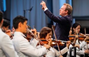 Daniel Harding, maestro e piloto britânico, seguirá Dudamel como diretor musical da Filarmônica de Los Angeles