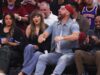 Vida de um fã de basquete: Taylor Swift vai ao Cavs-Knicks em Cleveland com o noivo Travis Kelce