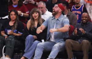 Vida de um fã de basquete: Taylor Swift vai ao Cavs-Knicks em Cleveland com o noivo Travis Kelce