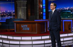 Stephen Colbert está de volta à TV no acesso à comunidade em Michigan junto com o roqueiro Jack White