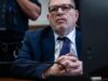 Harvey Weinstein volta ao tribunal depois de se sentir mal enquanto o júri delibera sobre um novo julgamento de estupro