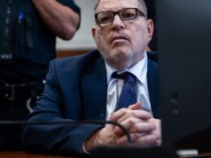 Harvey Weinstein volta ao tribunal depois de se sentir mal enquanto o júri delibera sobre um novo julgamento de estupro