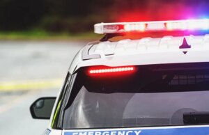 Motorista em fuga de Wisconsin decola e salta sobre outro carro durante perseguição em alta velocidade