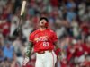 Torcedores sem camisa do Cardinals ocupam seção vazia em cena elétrica durante a vitória sobre o Royals