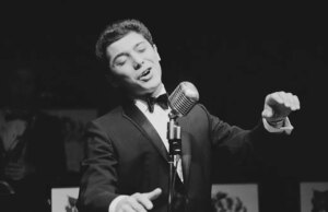 Paul Anka relata a vida “sombria e sombria” sob o comunismo enquanto defendia a liberdade dos EUA