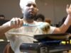 YouTuber processado pela Ontario Tech College após supostamente jogar curry em estudantes durante uma pegadinha