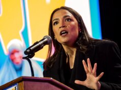AOC apelou para alegar que os bilionários “não podem ganhar” sua riqueza enquanto ela redobra os comentários