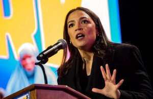 AOC apelou para alegar que os bilionários “não podem ganhar” sua riqueza enquanto ela redobra os comentários