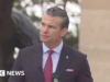 Hegseth ataca a Europa pela ‘invasão’ de migrantes nas suas praias no discurso do Dia D