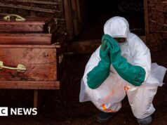 Três vacinas contra o Ebola em desenvolvimento em meio a crescentes temores de surto