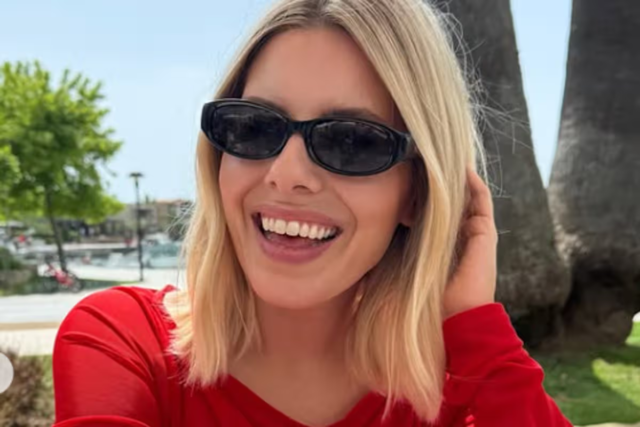 0_ECR_110626_mollieking.png