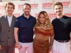 Coronation Road lançou temperaturas escaldantes para apoiar a ex-estrela na estreia do musical One thing Rotten no Reino Unido