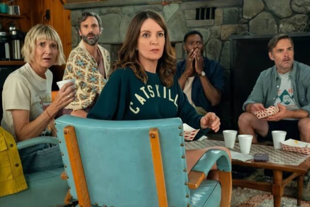 0_Three-men-and-two-women-looking-in-the-same-direction.jpg