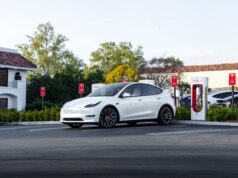 Os carros elétricos estão se tornando mais acessíveis em todo o mundo, exceto para os compradores dos EUA
