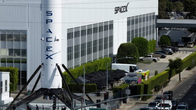 108316180-17805083792026-04-23t200549z_1942745949_rc24vkaijt22_rtrmadp_0_spacex-ipo.jpeg