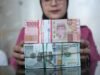 Indonésia aumenta taxas em movimento surpresa enquanto a rupia permanece perto de mínimos recordes