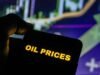 Petróleo cai enquanto Agência Internacional de Energia prevê excesso de oferta no próximo ano após acordo EUA-Irã