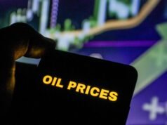 Petróleo cai enquanto Agência Internacional de Energia prevê excesso de oferta no próximo ano após acordo EUA-Irã