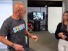 O aperto de mão estranho de Howie Mandel com a modelo Sophie Rain do OnlyFans se torna viral