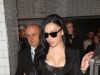 Charli XCX mostra seu decote em um sutiã de renda ao sair após anunciar seu novo álbum Music, Style, Movie