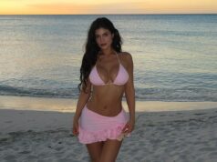 Kylie Jenner revela seu abdômen de cair o queixo em um biquíni minúsculo depois de levar amigos para uma viagem à ilha paradisíaca