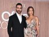 Jennifer Lopez quase perde o vestido floral sem alças enquanto se aproxima de Brett Goldstein na estreia de Workplace Romance em Nova York… depois de abordar rumores de namoro