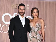 Jennifer Lopez quase perde o vestido floral sem alças enquanto se aproxima de Brett Goldstein na estreia de Workplace Romance em Nova York… depois de abordar rumores de namoro