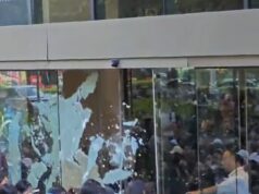 Fãs de momentos selvagens quebram portas de vidro em um procuring lotado na tentativa de vislumbrar a estrela da Netflix