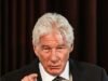 Richard Gere está ‘profundamente envergonhado’ dos EUA ao incendiar o ‘louco’ Trump durante discurso na Europa… apesar de ter fugido para Espanha