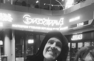O comediante australiano Wil Anderson estreia romance com a nova namorada atriz