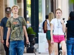 A filha transgênero de Naomi Watts, Kai, 17, faz um raro passeio com o irmão Sasha, 18, na cidade de Nova York
