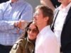 Brad Pitt, 62, e sua namorada Ines de Ramon, 33, parecem apaixonados enquanto assistem à last feminina do Aberto da França