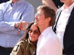 Brad Pitt, 62, e sua namorada Ines de Ramon, 33, parecem apaixonados enquanto assistem à last feminina do Aberto da França
