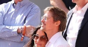 Brad Pitt, 62, e sua namorada Ines de Ramon, 33, parecem apaixonados enquanto assistem à last feminina do Aberto da França
