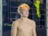 O filho de Brad Pitt, Knox, 17, canaliza o Combat Membership enquanto leva uma surra em uma luta de artes marciais no centro de Los Angeles