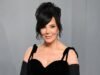 Kris Jenner perde o controle em um discurso cheio de palavrões depois que Ellen DeGeneres salta para assustá-la em um vídeo de pegadinha