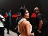 Kim Kardashian transforma o Grande Prêmio de Mônaco em um tapete vermelho com um vestido ousado e sem costas ao chegar para torcer pelo namorado Lewis Hamilton ao lado das celebridades fãs da F1 Catherine Zeta Jones e Michael Douglas